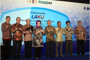 Bupati Kuningan berfoto bersa,a dengan jajaran BCA aeusai peluncuran BCA Laku Pandai.